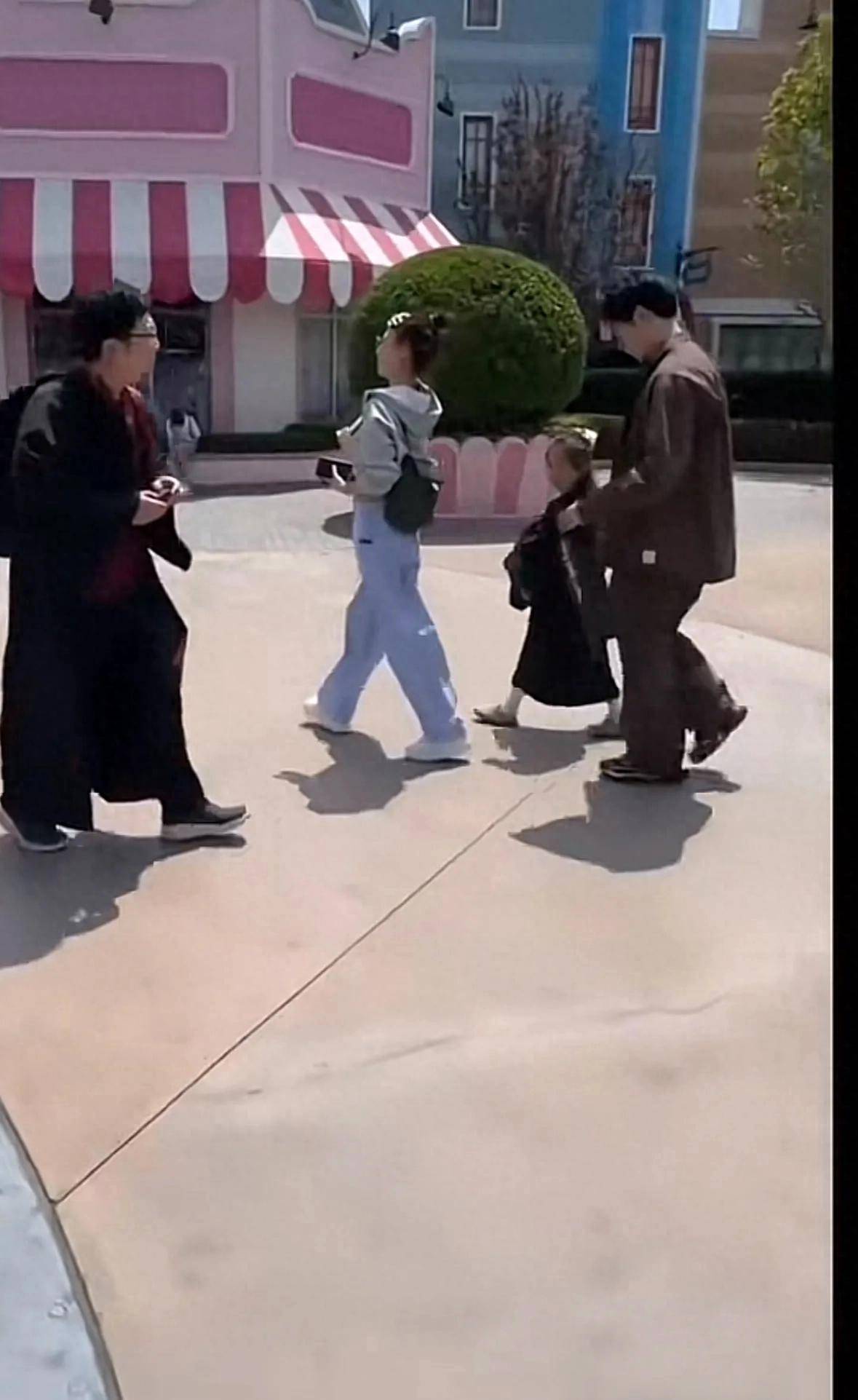 再曝光离婚多年默契依旧被夸负责好爸EVO视讯平台曹云金与前妻带娃画面(图1)