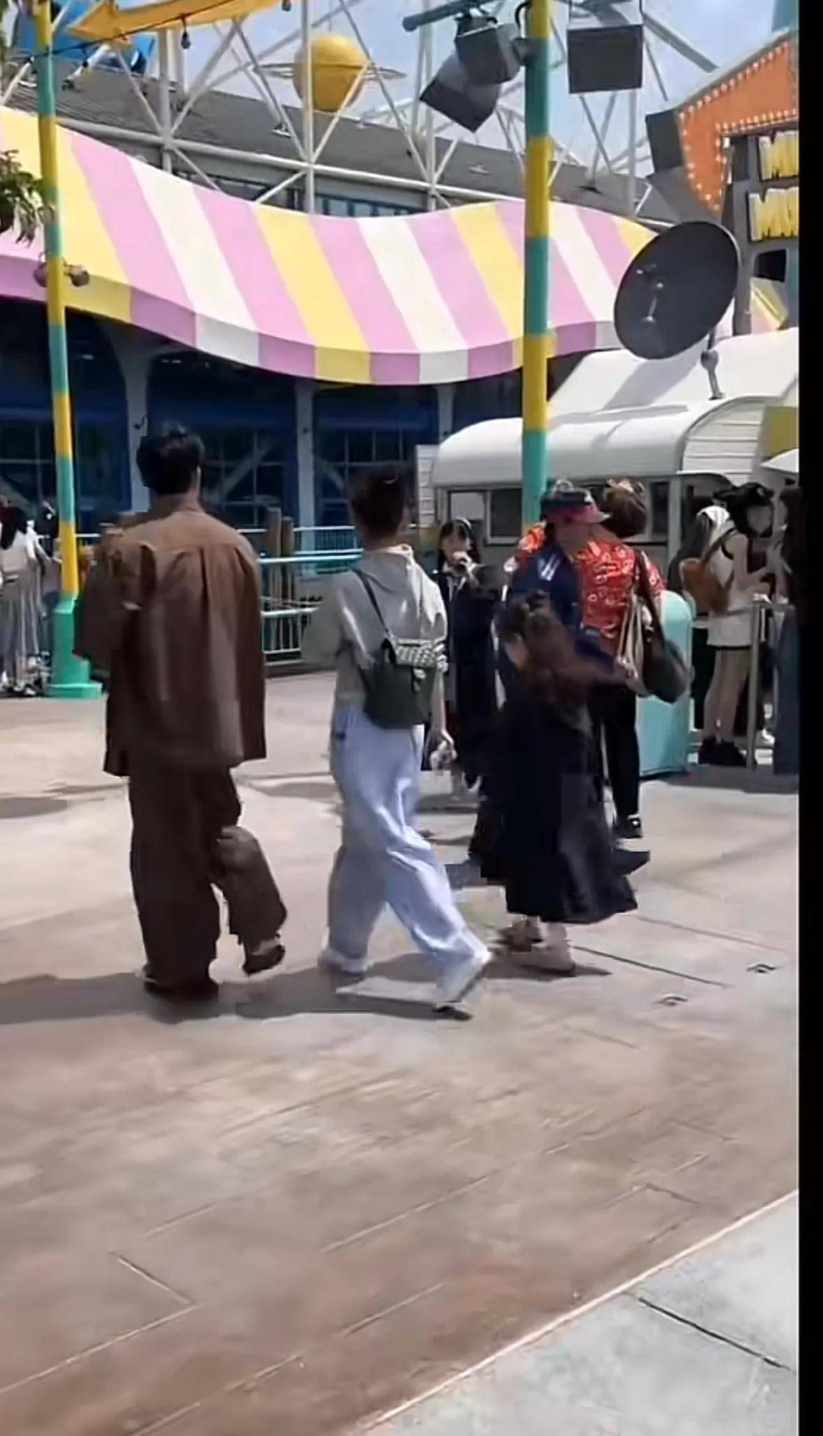 再曝光离婚多年默契依旧被夸负责好爸EVO视讯平台曹云金与前妻带娃画面(图4)